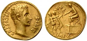 Augustus (27 BC - AD 14), Aureus, Lugdunum, 15-12 BC; AV (g 7,92; mm 19; h 6); AVGVSTVS - DIVI F, bare head r., Rv. Two soldiers (or Drusus and Tiberi...