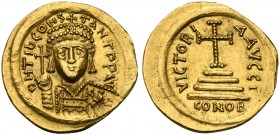 Tiberius II Constantine (578-582), Solidus, Constantinople, AD 579-582; AV (g 4,38; mm 20; h 6); Draped and cuirassed bust facing, wearing plumed helm...