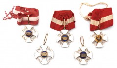 Collezione Santa Margherita
Regno d'Italia
Ordine della Corona d'Italia - Insieme di cinque Pendenti da Commendatore - Oro o argento/bronzo dorato e...