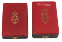 Europa
Albania
Albania - Ordine di Skanderbeg - Insieme di due astucci originali del periodo 1939-1943 - Entrambi con fregio in oro impresso al cope...