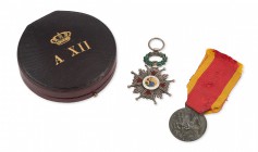 Europa
Spagna
Spagna - Ordine di Isabella la Cattolica - Croce da Cavaliere modello 1875-1931 - Argento con smalti, medaglione centrale in oro, mini...