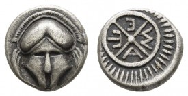 Griechen Thracia
Mesembria AR Diobol ca. 420-320 v.u.Z. Av.: Korinthischer Helm en face, Rv.: META in vierspeichigem Rad, das von einem Strichelkreis...