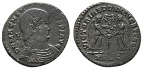 Römer Kaiserzeit
Magnentius, 350-353 Æ Centenionalis 351-353 Lugdunum Av.: Drapierte und kürassierte Büste nach rechts, Rv.: Zwei Victorien mit Vota-...