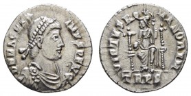 Römer Kaiserzeit
Magnus Maximus, 383–388 AR Siliqua Treveri Av.: Drapierte Büste nach rechts, Rv.: VIRTVS ROMANORVM, Virtus nach links thronend RIC 8...