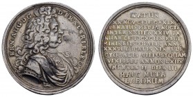 bis 1799 Braunschweig-Lüneburg
Ernst August, 1679-1698 1¼ Taler 1698 Clausthal medaillenhafte Prägung auf seinen Tod, Av.: geharnischtes Brustbild mi...