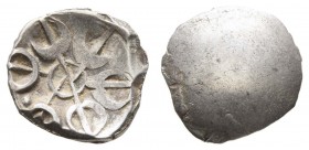 Indien - Gandhara
Mahajanapada, Teil des persischen Großreichs der Achämeniden, 520-331 v.u.Z. AR 1/8 Satamana um 500-400 v.u.Z. Taxila Av.: sechsarm...