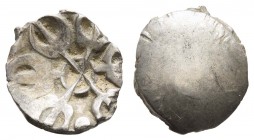 Indien - Gandhara
Mahajanapada, Teil des persischen Großreichs der Achämeniden, 520-331 v.u.Z. AR 1/8 Satamana um 500-400 v.u.Z. Taxila Av.: sechsarm...