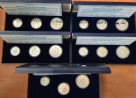 Mexiko
Republik Fussball-WM 1986, 4 Etuis mit je 3 Münzen (25, 50 und 100 Pesos) in Silber PP (Proof), dazu ein einzelnes Set in Unc, zusammen 15 Mün...