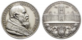 Spezialsammlung Goetz-Medaillen
 1912 Silbermedaille auf den Bau des Verkehrsministeriums, Av.: Brustbild mit umgelegtem Pelzmantel nach rechts, Rv.:...