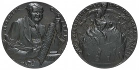 Spezialsammlung Goetz-Medaillen
 1914 geschwärzte Eisengussmedaille auf die englische Hetzpresse, Av.: NORTH - CL - IFFE, Alfred Northcliffe mit Matr...
