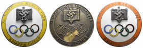 Deutschland III. Reich Olympische Spiele
 1936 3 Stück Abzeichen für Kampfrichter der Olympischen Spiele 1936, einmal gelbe Randfärbung, einmal orang...