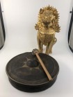 Ethnologika Asiatica
 vergoldeter Palasthund, Höhe ca. 25 cm, hochdekoratives und schweres Stück, im Konvolut mit einem thematisch passenden Gong, Du...