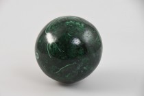 Mineralien
 Malachit Kugel, Durchmesser ca. 7.5 cm, Gewicht 957 g / 4785 ct, Herkunft DR Kongo