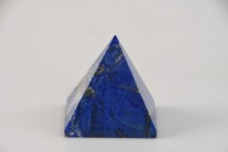 Mineralien
 Lapis Lazuli Pyramide, ca. 7.5x7.5x8 cm, Gewicht 525.9 g / 2629 ct, Herkunft Afghanistan, hübsche Arbeit