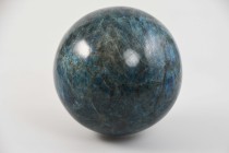 Mineralien
 Apatit Kugel, Durchmesser 9.5 cm, Gewicht 1654.12 g / 8270 ct, Herkunft Madagaskar