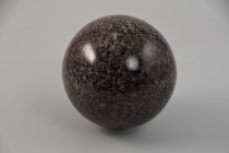 Mineralien
 Granat Kugel, Durchmesser ca. 7 cm, Gewicht 814.3 g / 4070 ct, Herkunft Madagaskar