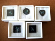 Mineralien
 Steinintarsien, 5 Exemplare, schwarzer Stein mit hauchdünn eingelegtem Opal, verschiedene Motive, hübsche Arbeit