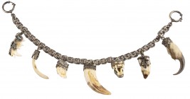 Sonstiges
 Charivari, attraktive Schmuckkette mit u.a. Zähnen etc., an Silberkette, Gesamtlänge ca. 30 cm