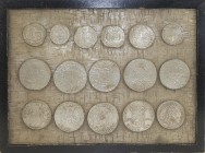 Sonstiges
 Repliken von 16 frühneuzeitlichen Münzen eingearbeitet in den Deckel einer schwarz lackierten Holzdose mit Anstoßungen, ca. H 55 x B 265 x...