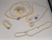 Sonstiges
 Perlenketten, 7 Stück, teils mit Silber- bzw. Goldverschluss
