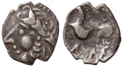 CELTI - EUROPA CENTRALE - Imitazioni di Filippo II di Macedonia - Dracma (Syrmia) - Testa di Zeus a d. /R Cavallo a s. Lanz 507 var. (AG g. 2,02)
BB