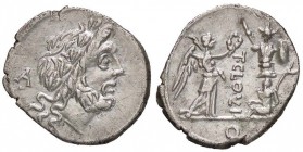ROMANE REPUBBLICANE - CLOULIA - Ti. Cloulius (filius) (98 a.C.) - Quinario - Testa laureata di Giove a d. /R La Vittoria a d. incorona un trofeo sotto...