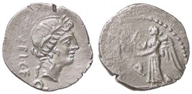 ROMANE REPUBBLICANE - EGNATULEIA - C. Egnatuleius C. f. (97 a.C.) - Quinario - Testa di Apollo a d. /R La Vittoria a s. scrive sullo scudo di un trofe...