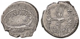 ROMANE IMPERIALI - Marc'Antonio († 30 a.C.) - Denario - Galera pretoriana /R LEG XII - Aquila legionaria tra due insegne militari B. 119; Cr. 544/26 (...