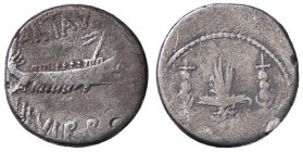 ROMANE IMPERIALI - Marc'Antonio († 30 a.C.) - Denario - Galera pretoriana /R Aquila legionaria tra due insegne militari Cr. 544 (AG g. 3,3)
MB