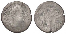 ROMANE IMPERIALI - Augusto (27 a.C.-14 d.C.) - Quinario - Testa nuda a d. /R La Vittoria stante a d. incorona un trofeo C. 386; RIC 221 (AG g. 1,28)
...