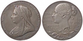 MEDAGLIE ESTERE - GRAN BRETAGNA - Vittoria (1837-1901) - Medaglia 1897 - 60° anniversario del regno AG Opus: DeSaulles Ø 55 Colpetti - In confezione
...