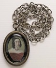 VARIE - Gioielli da antiquariato Ritratto di nobildonna del XIX secolo ovale con cornice e collana-catena in AG (gr. 41)
Ottimo