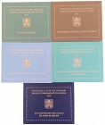 2010 a 2014. Vaticano. 2 euros. Lote de 5 carteritas oficiales distintas. A examinar. S/C.