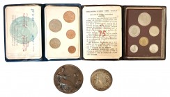 Lote de una carterita de la FNMT de 1975, otra carterita británica 1968-1971 y 2 medalles, cada una en una cajita. A examinar. MBC/Proof.