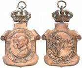 1925. Alfonso XIII. Homenaje de los Ayuntamientos a los Reyes. (Calvó 261). 26,71 g. 37x56 mm. Cobre. Con forma de escudo, corona articulada y anilla....
