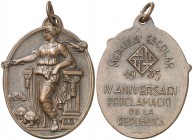 1935. Barcelona. IV Aniversario de la Proclamación de la República. Medalla escolar. (Cru.Medalles 1321). 12,26 g. 27x36 mm. Latón. Ovalada. Con anill...