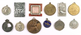 (s. XX). Lote de 12 medallas en diferentes metales y tamaños (aprox. 18-33 mm). La mayoría con anilla y temática militar (10) y arqueología (2). Impre...