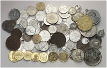 Vaticano. Colección de 65 monedas de diversos valores, incluye 18 medallas y 7 medallas conmemorativas (Proof) en oro (peso 52,75 g.). Total 90 piezas...