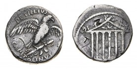 Monete Romane Pre-Imperiali

Denaro al nome PETLLIVS CAPITOLINVS databile 43 a.C. - Zecca: Roma - Diritto: aquila ad ali spiegate verso destra su un...