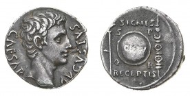Monete Romane Imperiali
Augusto (27 a.C. - 14 d.C.)
Denaro databile al 19 a.C. - Diritto: testa dell'Imperatore a destra - Rovescio: scudo circolare...