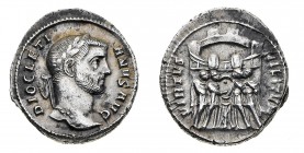 Monete Romane Imperiali
Diocleziano (284-305 d.C.)
Argenteo databile al 294 d.C. - Zecca: Roma - Diritto: testa laureata dell'Imperatore a destra - ...