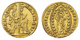 Monete di Zecche Italiane
Repubblica di Venezia
Marino Grimani (1595-1605) - Zecchino - Zecca: Venezia - Diritto: il Doge genuflesso riceve da San M...