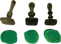 Lotto di tre (3) sigilli , probabilmente notarili con iniziali. XIX sec. Uno in metallo bianco, due in ottone con manico in legno. SPL.
