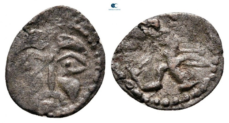 Gaul. Andecavi circa 100-50 BC. Minim BI

10 mm, 0,38 g

Celtic head facing ...