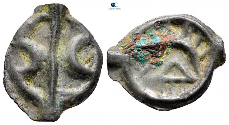Gaul. Lingones circa 100-30 BC. Potin AE

19 mm, 2,14 g

Vertical bar betwee...
