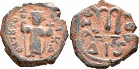 Constans II, 641-668. Follis (Bronze, 23 mm, 5.05 g, 7 h), Constantinopolis, RY 1 = 641/2. EN T૪TO NIKA Constans II standing facing, wearing crown sur...