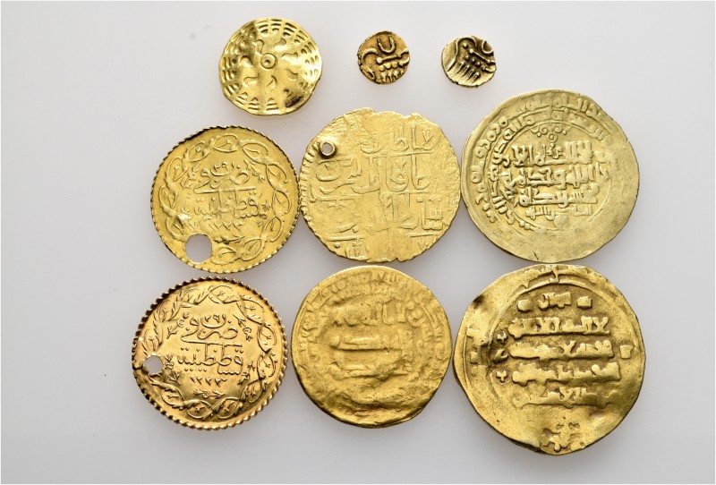 A lot containing 9 gold coins. All: Islamic. Weight: 19.25 g. Fine to very fine....