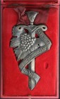 Spanish Medals
Insignia de cuello. S/F. SERENÍSIMO CAPÍTULO DE CABALLEROS DEL VINO. Anv.: Espada y racimo de uvas. 196,00 grs. AR. Ø 165x90 mm. Con ci...