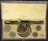 Scales and Weights
Balanza de platillos. Fe y latón. Ø 150x70x20 mm. Balanza antigua para pesar monedas, en caja de madera original. 4 Pesales de flan...