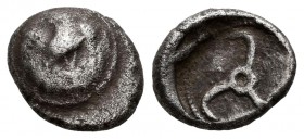 Lycia. Dióbolo. 470-435 a.C. Kuprilli. Anv.: Escudo con Pegasos volando a izquierda. Rev.: Triskele dentro de círculo incuso. Ag. 1,46 g. Escasa. BC/M...